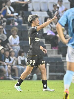 前半45分、栃木シティのＦＷ平岡が同点ゴールを決めて喜ぶ＝ＣＦＳ