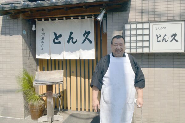 店の前に立つ店主の山本さん