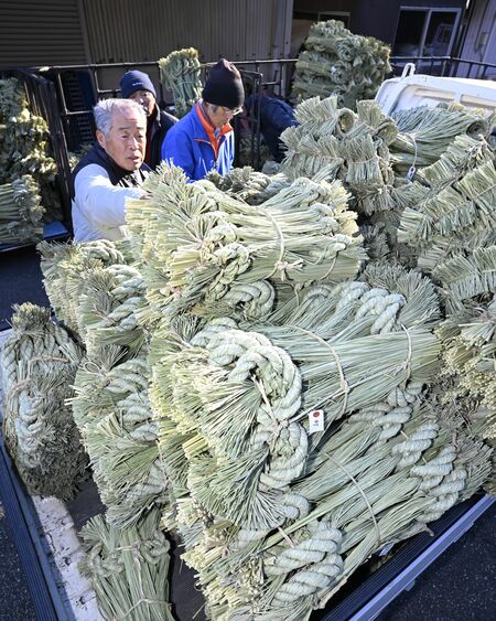 出荷の最盛期を迎えたしめ縄＝９日午前９時、塩谷町原萩野目