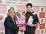 石坂市長から激励の花束などを受け取り笑顔を見せる水沼選手（右）＝５日午後、真岡市荒町