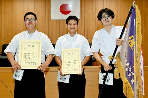 弓道男子団体優勝の藤岡Ａ