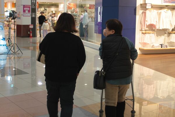 将来への不安を打ち明けてくれたノリコさん（左）と母親