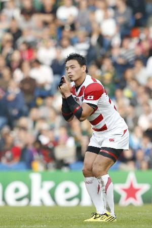 2015年9月、ラグビーW杯イングランド大会の南アフリカ戦で、キックの前に狙いを定める五郎丸歩さん=ブライトン(共同)
