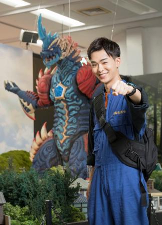 　怪獣レキネスのフィギュアと吉田晴登