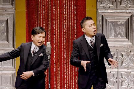 　漫才を披露する「爆笑問題」の田中裕二（左）と太田光＝東京都内