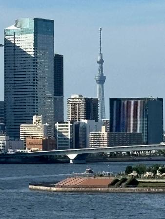 　レインボーブリッジの遊歩道からの眺望。奥は東京スカイツリー＝東京都港区