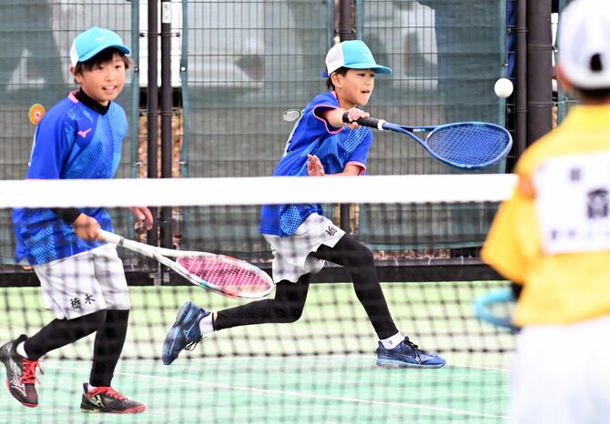 男子５年　原田・別符組（那須塩原・野木）－小倉・森組（野木）決勝　第４ゲーム、原田（中央）がレシーブ。左は別符