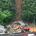 「滑り台状」の地形で勢い増幅、プール1.5~3杯分の土砂 足利の2人死亡土砂崩れ 県が発生要因分析