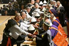 日光山輪王寺で強飯式　山盛り「75杯残さず食べろ」　５年ぶり一般参列も
