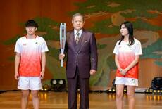 松平健さん、トーチ披露