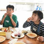もち麦チップス品評会　ろまんちっく村で開催　もちろん評価上々