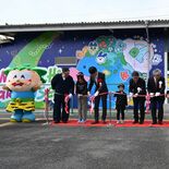 壬生・おもちゃのまち駅のラッピングお披露目　バンダイやタカラトミーがデ…