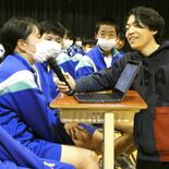 東大卒「クイズ王」伊沢さん　宇都宮・姿川中で講演　“立志” の２年生に…