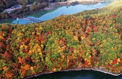 五十里湖で紅葉見頃　日光