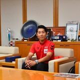 チームカラー「赤」身につけ応援を　ブリッツェンが宇都宮市長表敬訪問　地元レースでの活躍誓う
