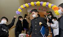 小学校で卒業式