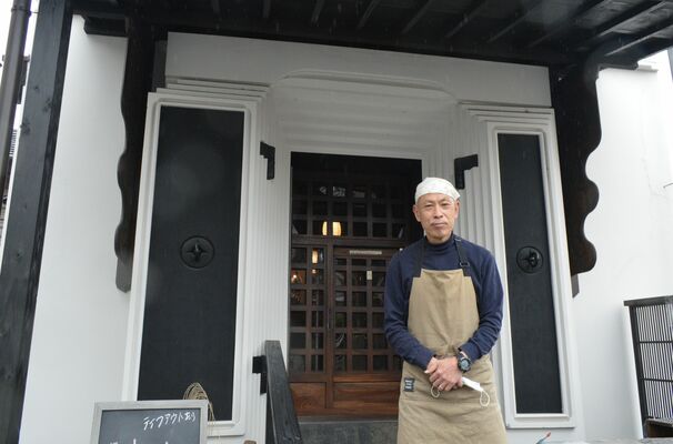 店の前に立つ青木さん