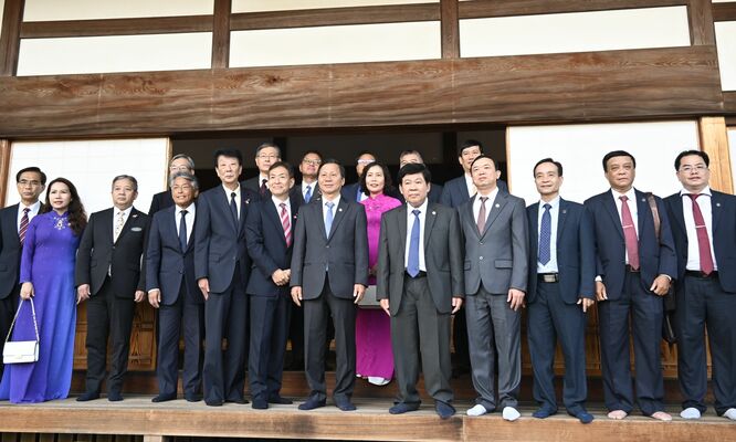 足利学校で記念撮影をする両市の関係者