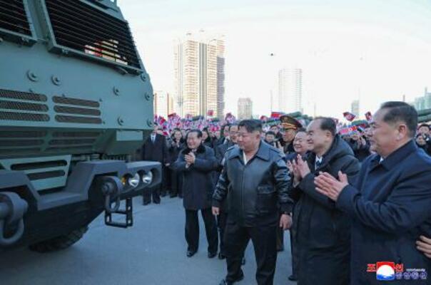 軍需工業部門による超大型放射砲(多連装ロケット砲)の披露式典に臨む北朝鮮の金正恩朝鮮労働党総書記(手前右から3人目)=18日、平壌(朝鮮中央通信=共同)