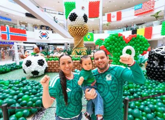 サッカーW杯北中米3カ国大会の開幕を控えた開催都市の一つ、メキシコ・グアダラハラ。近郊のショッピングモールは派手なバルーンアートで飾られ、メキシコ代表ユニホーム姿の家族連れも盛り上がっていた=8日(共同)