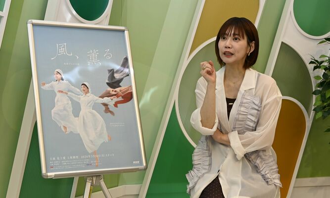 「風、薫る」で栃木ことば指導に当たった小山さん。「素朴で温かみのある言葉にも注目してほしい」と語る＝３月中旬、宇都宮市中央３丁目