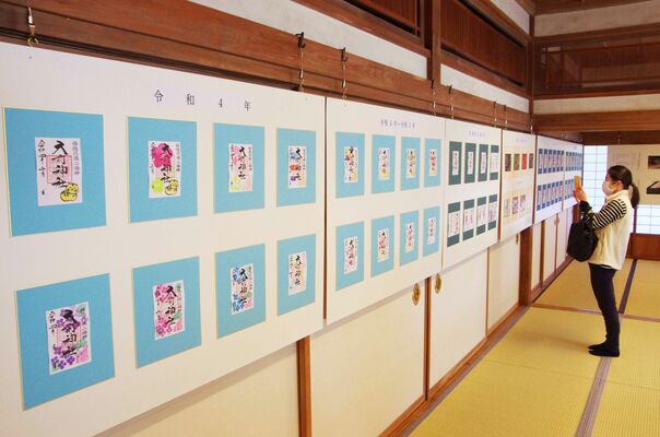 社務所で開かれている御朱印展