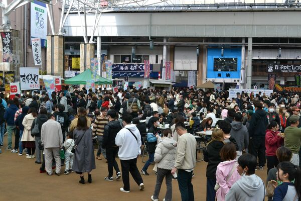 にぎわう会場。店舗の前には行列もできた
