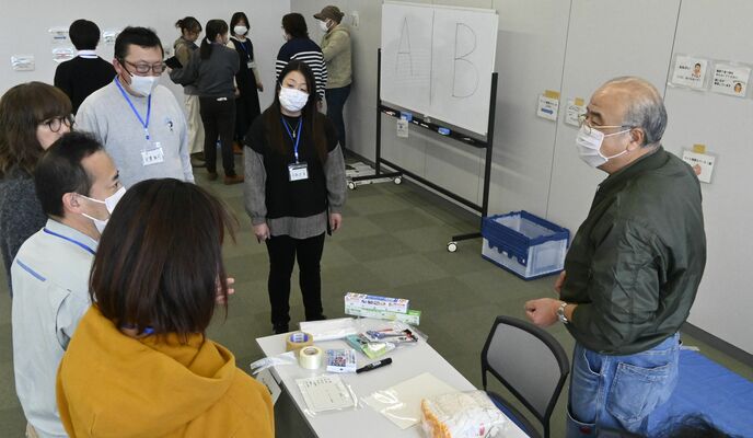 ペット用空間の設営を学ぶ動物愛護推進員たち＝25日午後、県庁