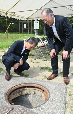 マイクロ水力発電の設備などを見学する小林企業局長（左）ら＝23日午後、那須塩原市