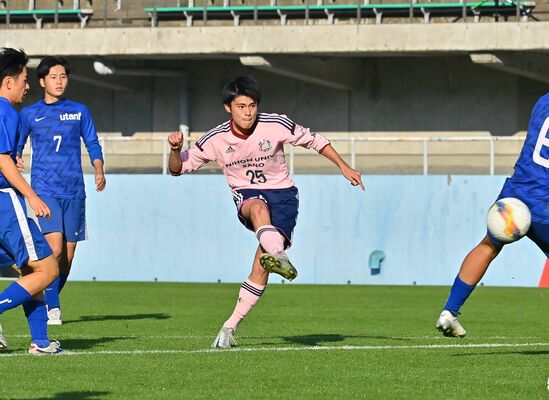 後半３３分、佐野日大のヒアゴン（２５）がシュートを放つ＝県グリーンスタジアム