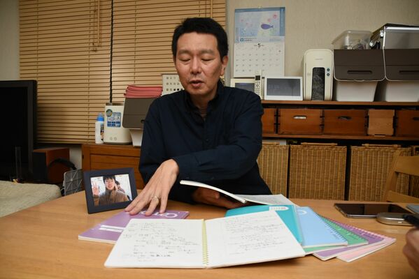 刑事裁判での証言などを書き記したノートを手にする奥さん＝23日午後、さくら市氏家