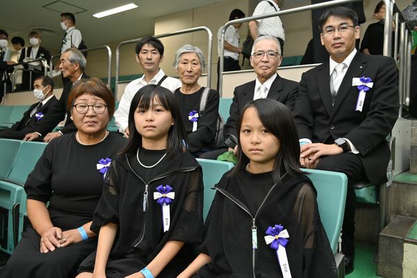 全国戦没者追悼式に親子や祖母と孫で参列した本県の遺族たち＝15日午後、東京・日本武道館