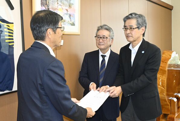 北村副知事（左端）に要望書を提出する自治医大病院の川合院長（中央）と獨協医大病院の麻生院長＝28日午後、県庁