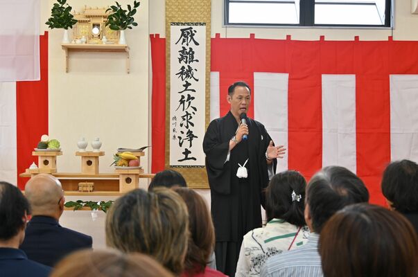 支持者らの前で決意表明する大森氏＝８日午前、宇都宮市下岡本町