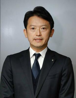 兵庫県庁で取材に応じる斎藤元彦知事=13日午後