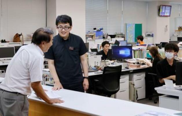 　石川県輪島市役所の窓口で業務する職員ら＝９月