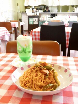 ナポリタンとクリームソーダを並べれば、昭和風情を満喫できる