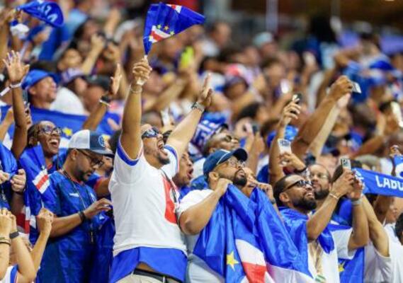 優勝候補のスペインとの初戦で、盛り上がるカボベルデサポーター=15日、アトランタ(ゲッティ=共同)