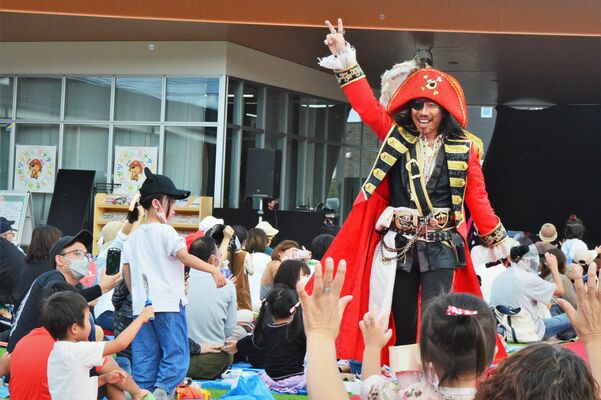 ミナテラスとちぎで行われた「歌う海賊団ッ！」のスペシャルライブ＝８日午後、宇都宮市インターパーク６丁目