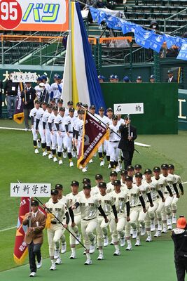 堂々と入場行進する作新学院と石橋の選手＝18日午前10時35分、兵庫県西宮市の阪神甲子園球場