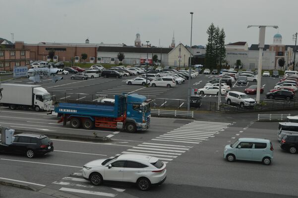 佐野新都市の中核施設の佐野プレミアム・アウトレット。平日も駐車場には県外ナンバーが目立つ