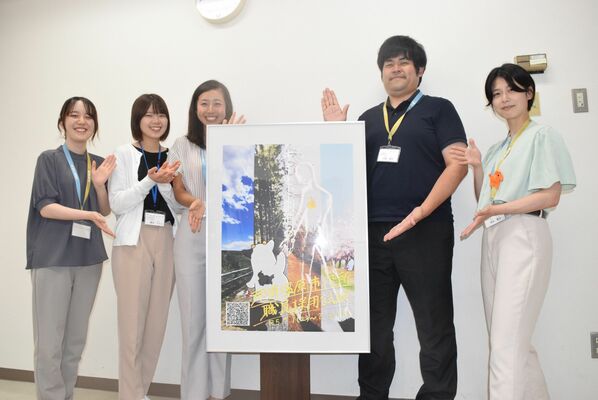 市職員募集ポスターのコンペで優勝したチームの５人