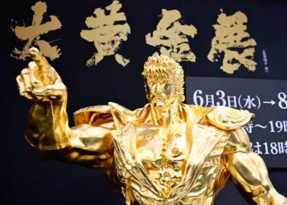 　松坂屋名古屋店でお披露目された、漫画「北斗の拳」の主人公ケンシロウの黄金像＝３日午前、名古屋市