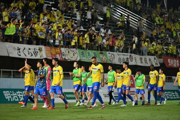 後半ロスタイムの失点で競り負け、硬い表情で引き揚げる栃木ＳＣの選手＝９月16日の千葉戦、県グリーンスタジアム