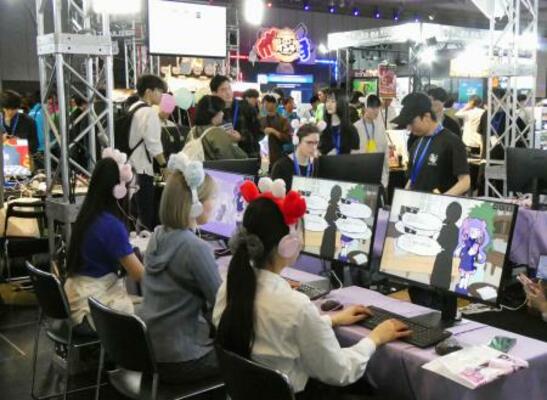 京都市で開かれた国内最大級のインディーゲームの展示会「ビットサミット」=5月