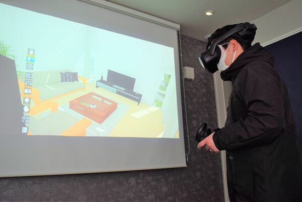 モデル住宅にいるような体験ができるデジタルスタジオのＶＲコーナー＝宇都宮市
