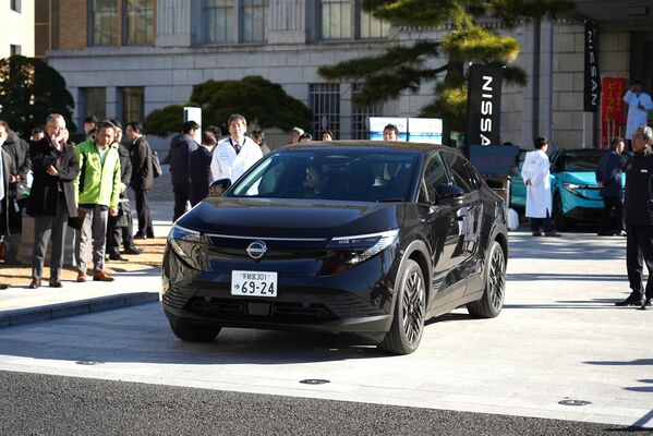 県内市長らが参加した日産の新型「リーフ」の展示試乗会＝14日午前10時５分、県庁