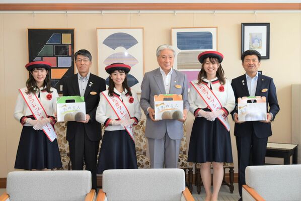 福田知事を表敬訪問したフレッシュメイトら