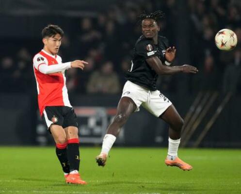 シュトゥルム・グラーツ戦の前半、プレーするフェイエノールトの渡辺(左)=ロッテルダム(共同)