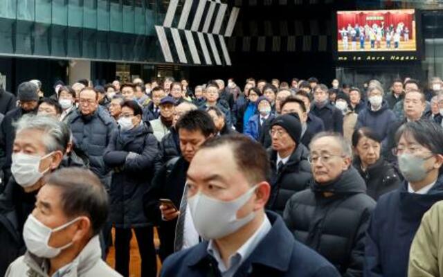 候補者の街頭演説を聞く人たち=27日、新潟県長岡市